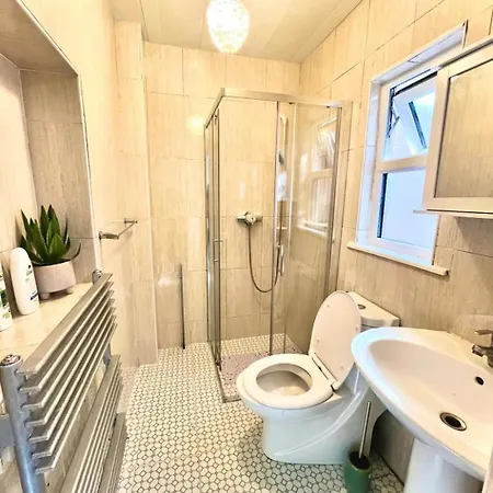 In House - 1-spacious Modern Duplex 2b2b Guest house